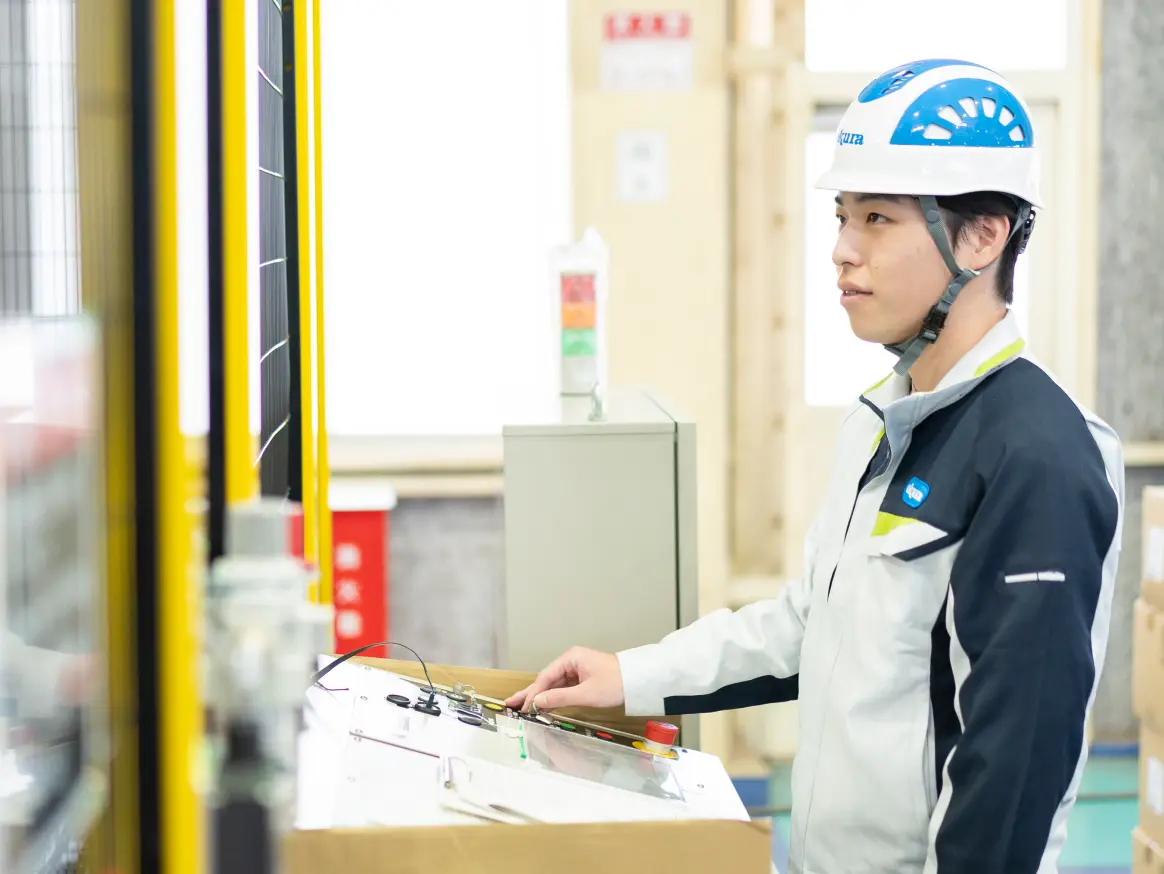 制御部で働く社員D.Kの写真