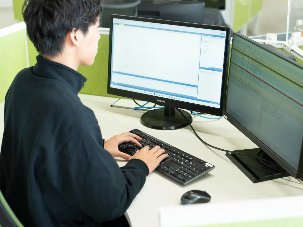 制御部で働く社員I.Sの写真