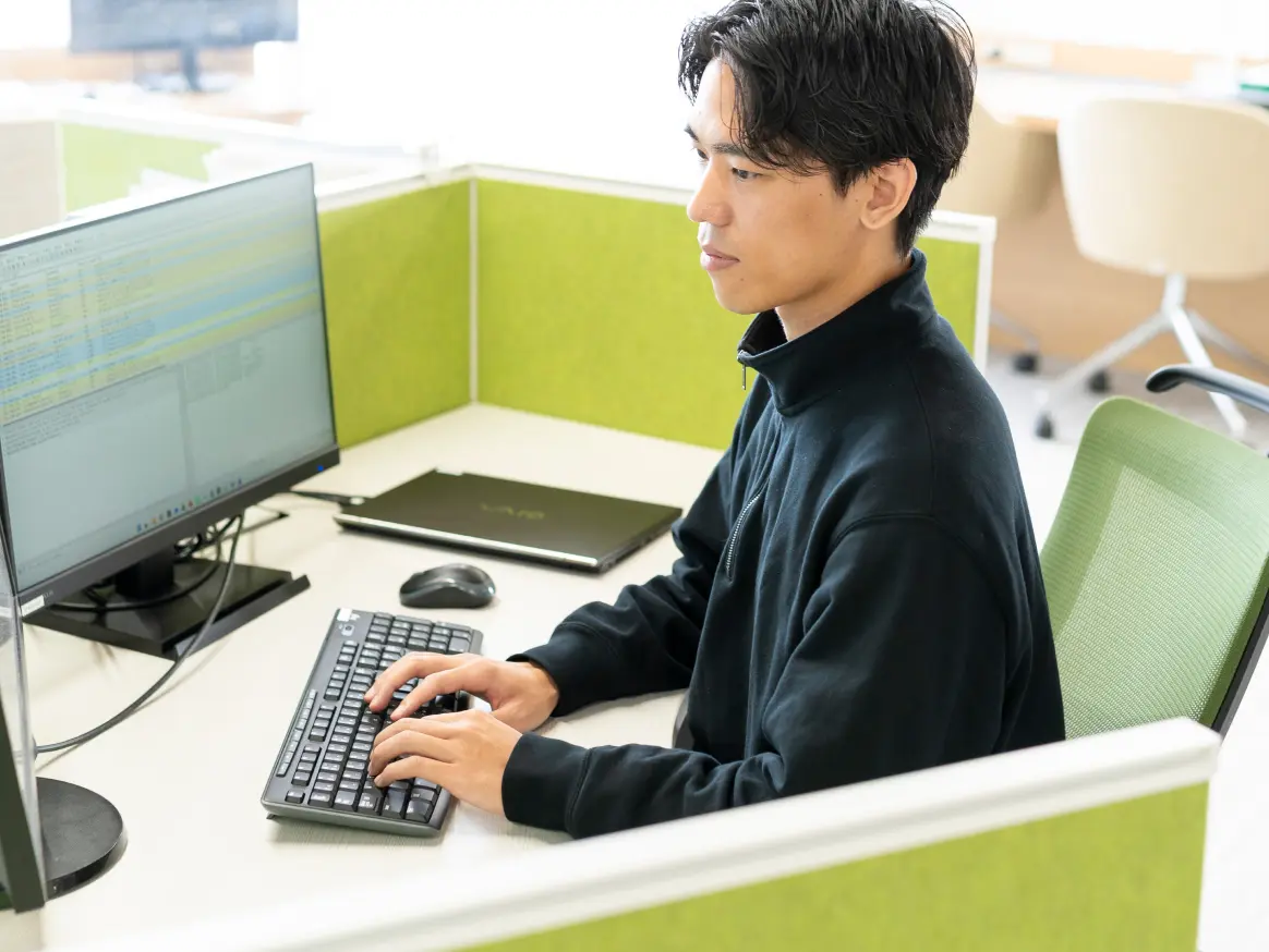 制御部で働く社員I.Sの写真