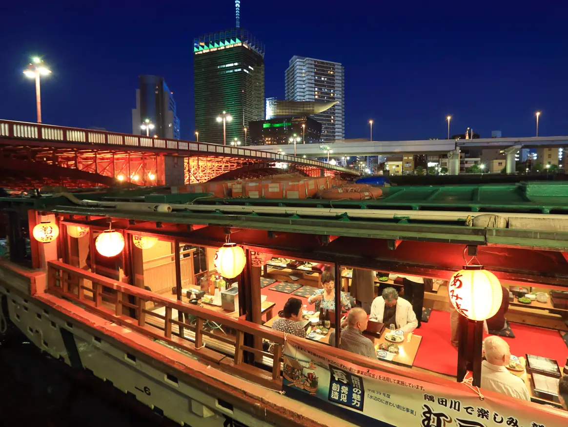 隅田川の屋形船（水上から東京の夜景を楽しむ）