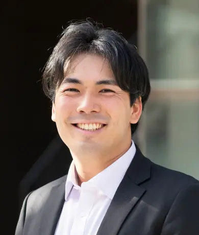 浅草横丁 窓から見える五重塔と東京スカイツリーの眺め