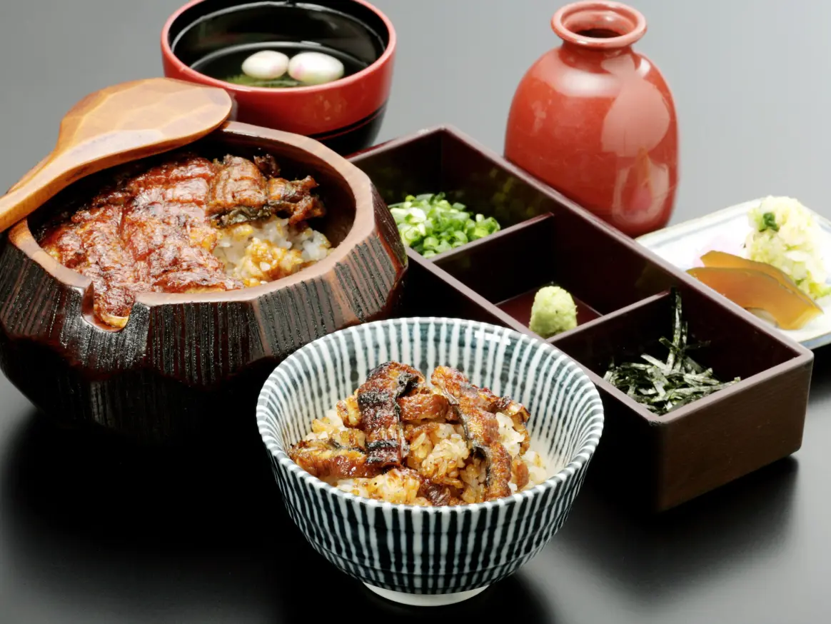 ひつまぶし（うなぎの蒲焼きを三通りの食べ方で楽しむ名古屋名物）