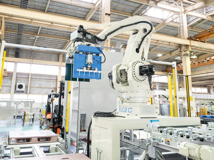 工場内で稼働するオークラ輸送機の産業用ロボットパレタイザ（生産物流事業）