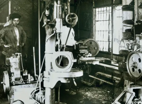 1927年創業当時の大庫鉄工所の作業場の様子（白黒写真）
