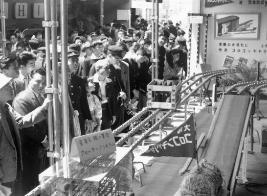 1955年のコロコンキャリヤー展示会に集まる来場者の様子（白黒写真）