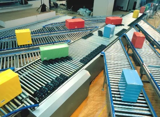 1988年発売の自動仕分機「ユニソーター」による荷物の仕分けの様子