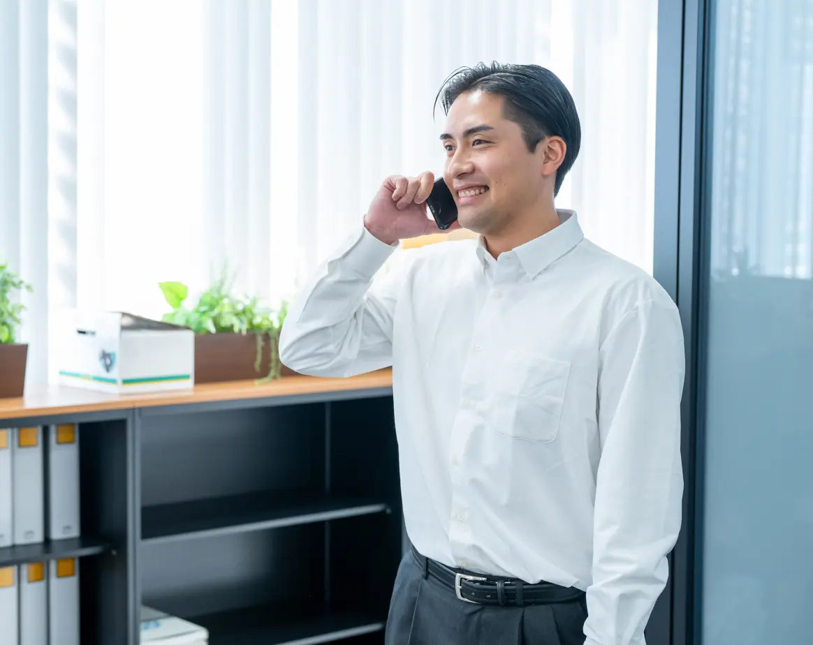 オフィスで電話対応をする営業職の社員