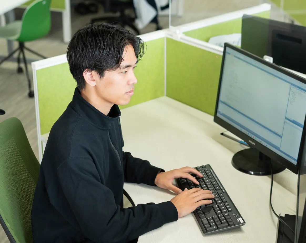 デスクでパソコンに向かい業務を行う技術職の社員