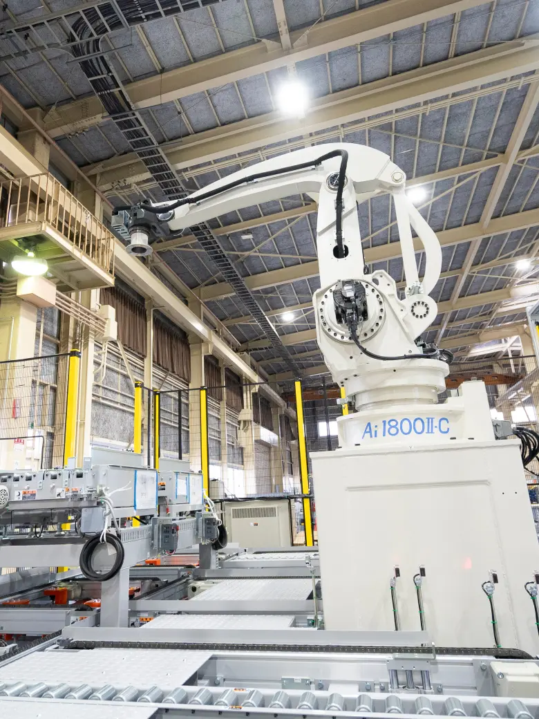工場内で稼働するオークラ輸送機の産業用ロボットアーム