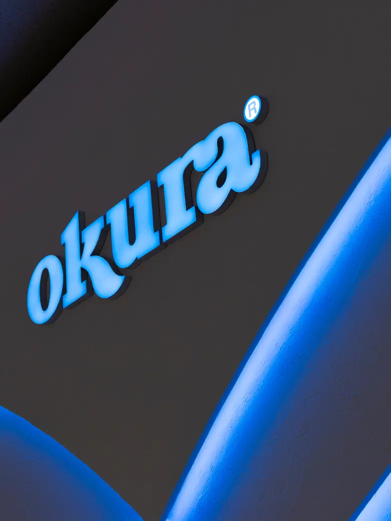 ブルーライトに照らされたオークラ輸送機のロゴサイン